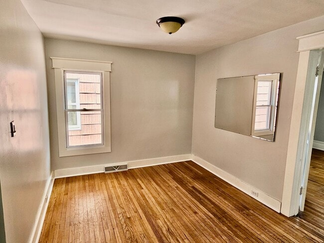 Building Photo - Second Floor 2 BED/1 BATH Apartment