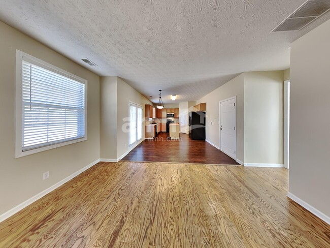 Building Photo - 2410 Greenside Ct