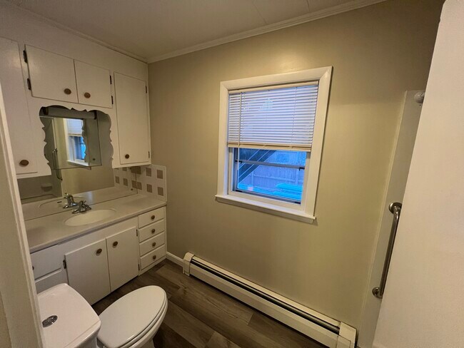 Bathroom - 136 Hall St