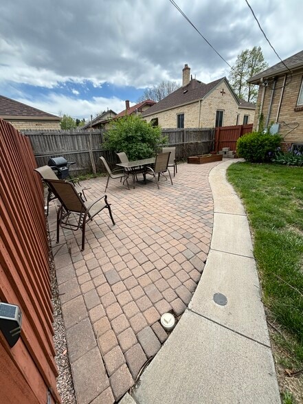 Fully fenced yard with outdoor dining + grill - 1440 Eudora St