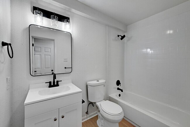 Building Photo - 8 bed 5 Bath house in center of West campus Pre Lease Aug 2026