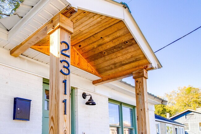 Building Photo - 2311 Bull St