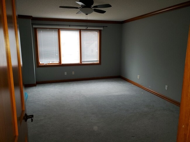 Building Photo - STUNNING, 5 BEDROOM AND 5 BATH TWIN HOME F...