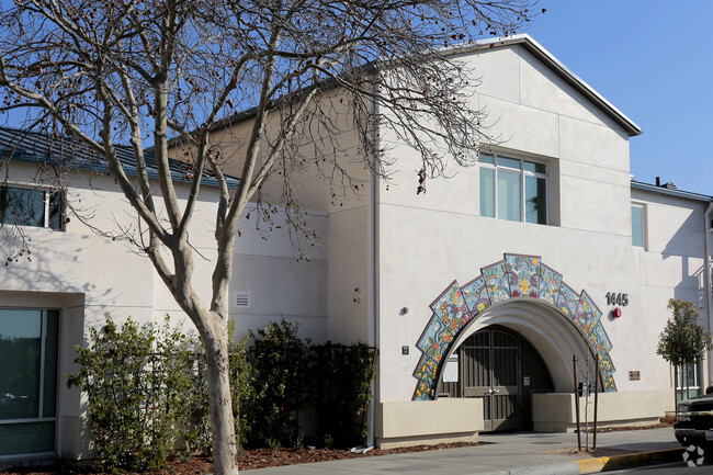 Building Photo - Holt Family Apartments