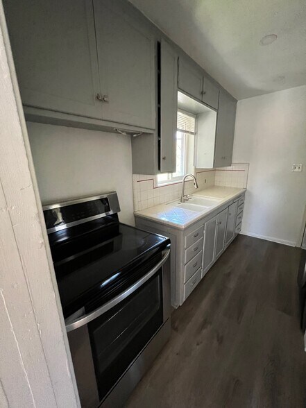 Building Photo - 1107 E 800 S