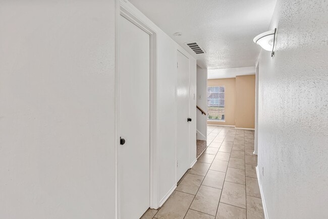 Building Photo - 1057 Willow Oaks Cir