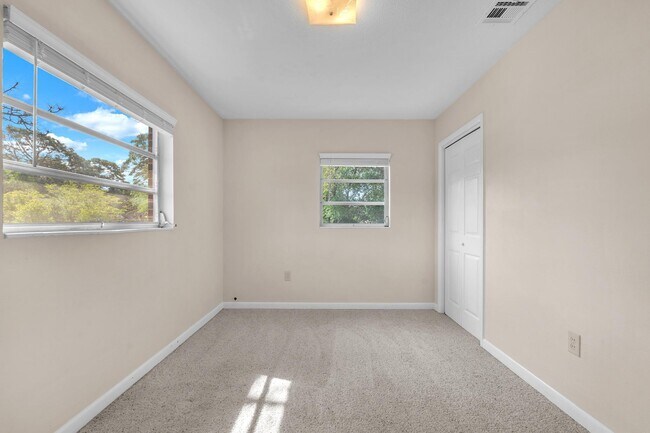 Building Photo - 385 Lincoln Ave