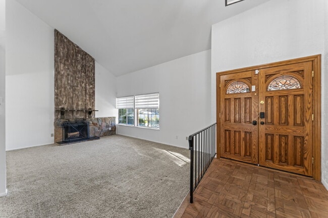 Building Photo - "Experience Luxurious Living: Spacious 4-B...