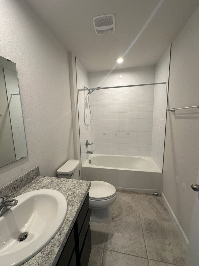 Building Photo - 4 Bedroom 2.5 Bathroom in Winter Haven