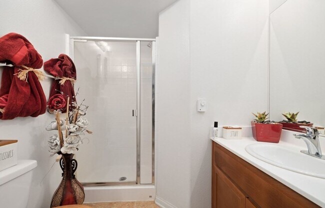 Building Photo - 4 Bed, 4 Bath Home with Solar, A/C, Washer/Dryer and 4 Parking Spaces *$1,000.00 Off One Month's ...