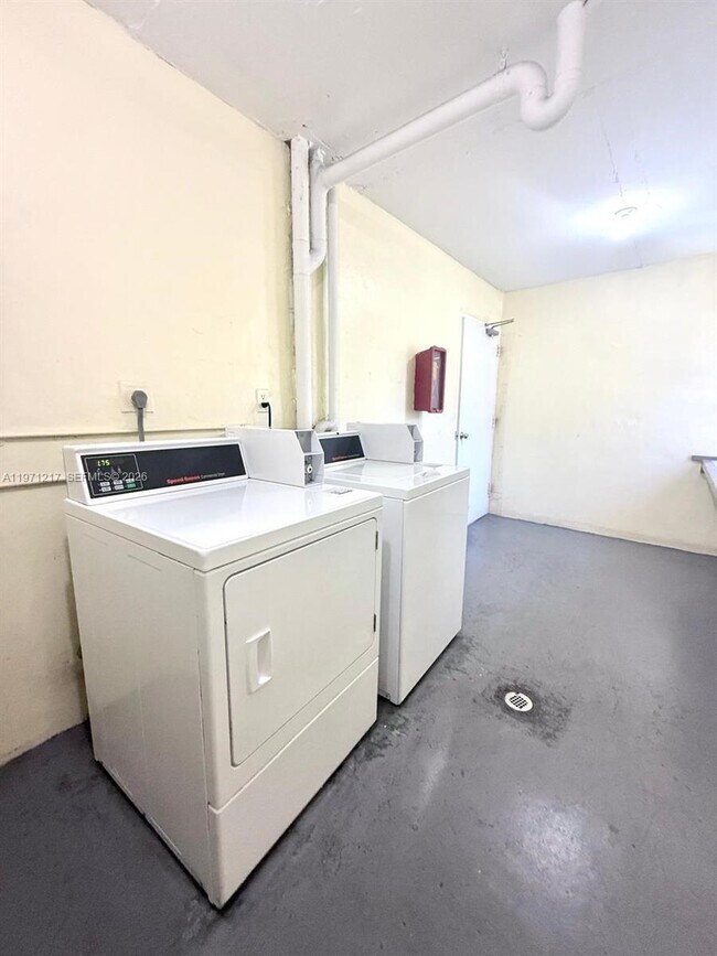 Building Photo - 1201 NE 191st St