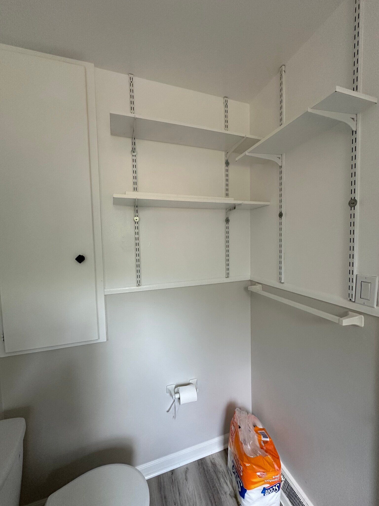 bath interior - 2118 Grove Cir