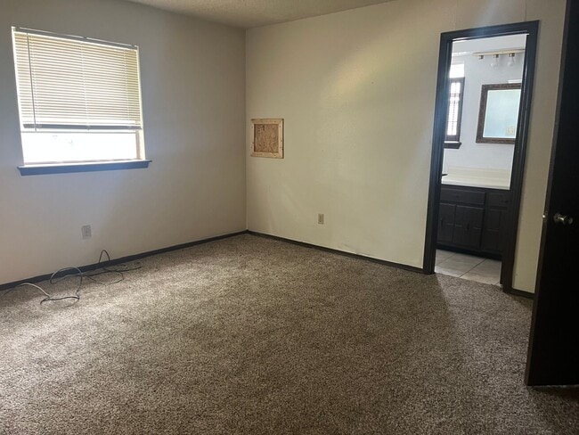 Building Photo - 6810 Lancer Ln