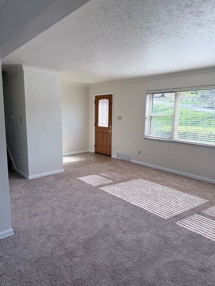 Building Photo - 3295 Woodhaven Dr