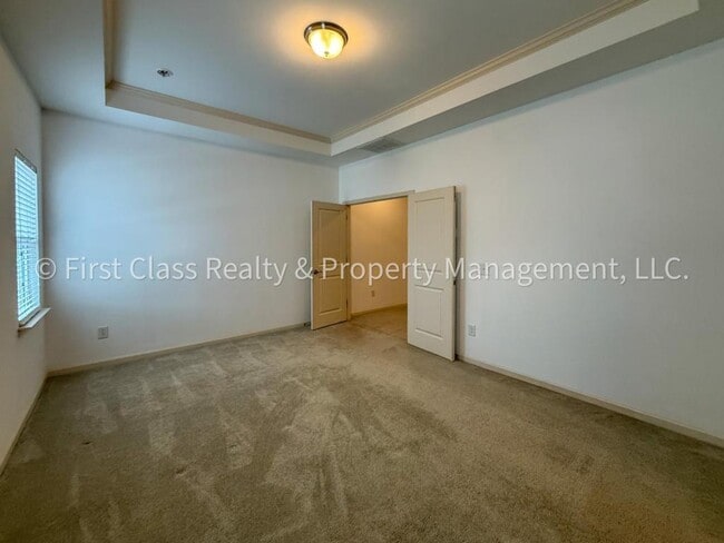 Building Photo - 565 Park View Drive