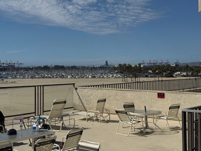 Building Photo - Steps from Alamitos Beach! Modern 1 bed 1 ...