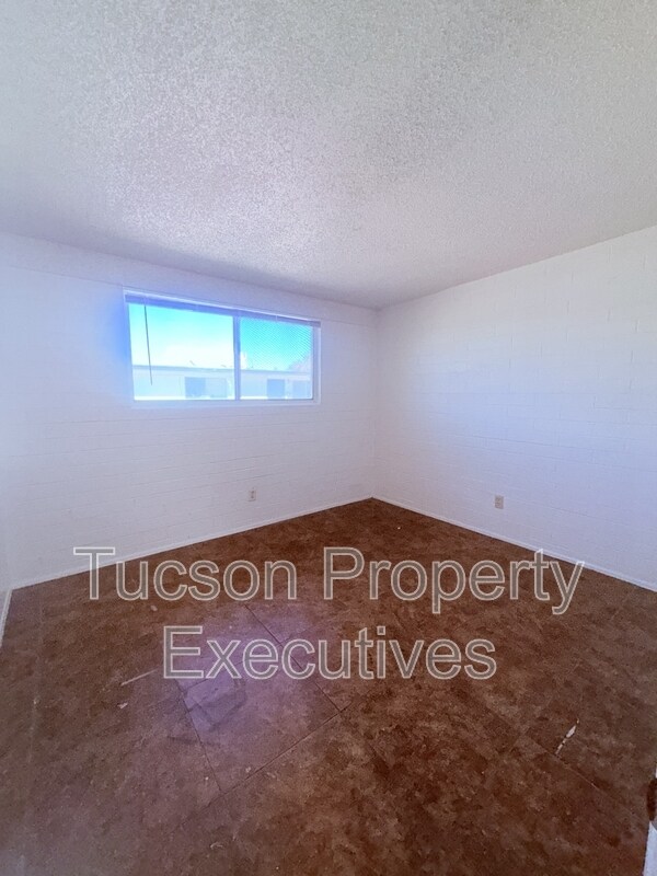 Building Photo - 4243 E Lee St