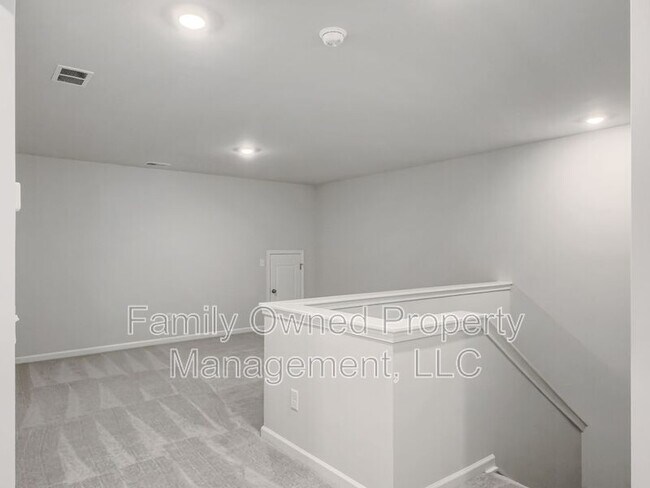 Building Photo - 2048 Longhorn Ln