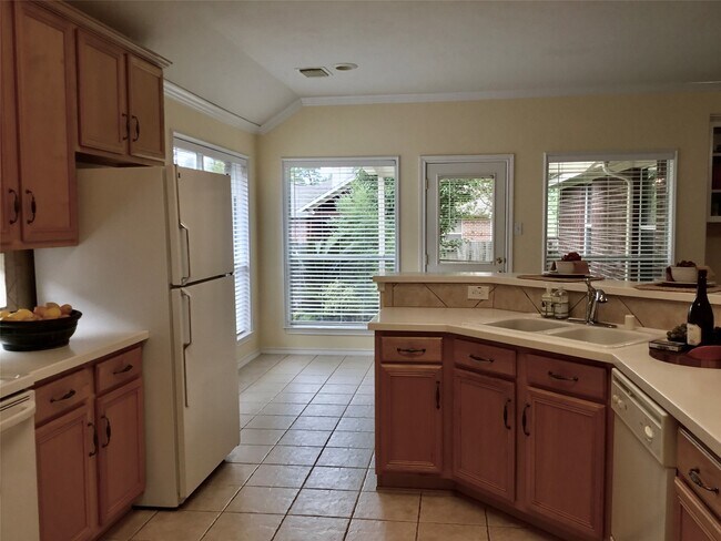 Building Photo - 114 N Queenscliff Cir