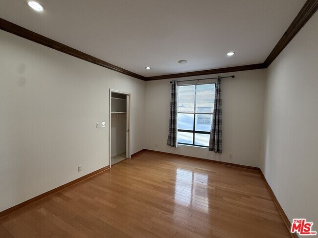 Building Photo - 450 N Oakhurst Dr