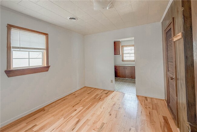 Building Photo - 937 E Main St