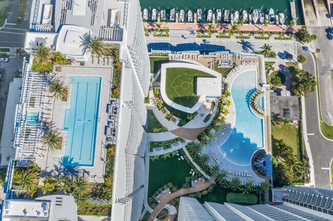 Building Photo - 220 Lake Shore Dr