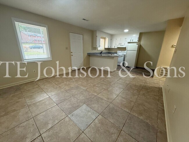 Building Photo - 1506 Oakshire-Water Included