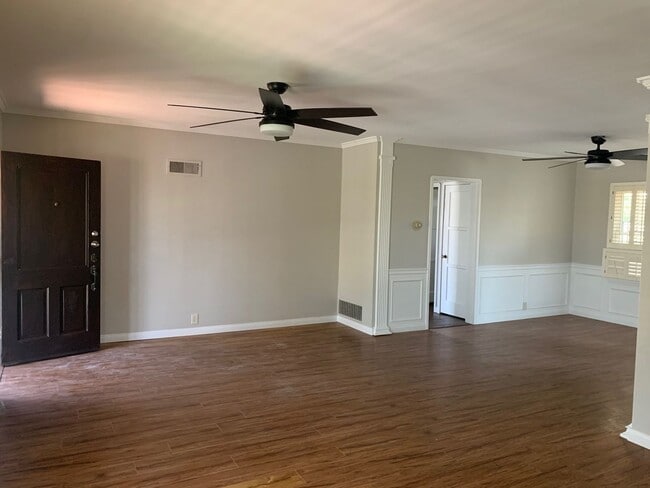 Building Photo - For Rent: Charming 2 Bed / 2 Bath Duplex i...