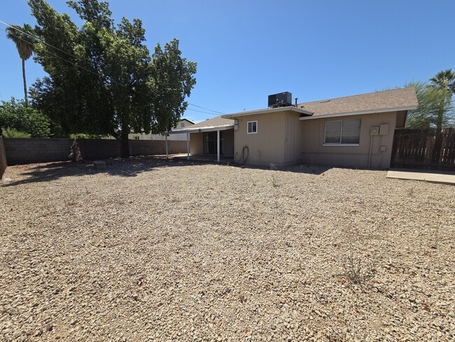 Building Photo - 1418 E Broadmor Dr