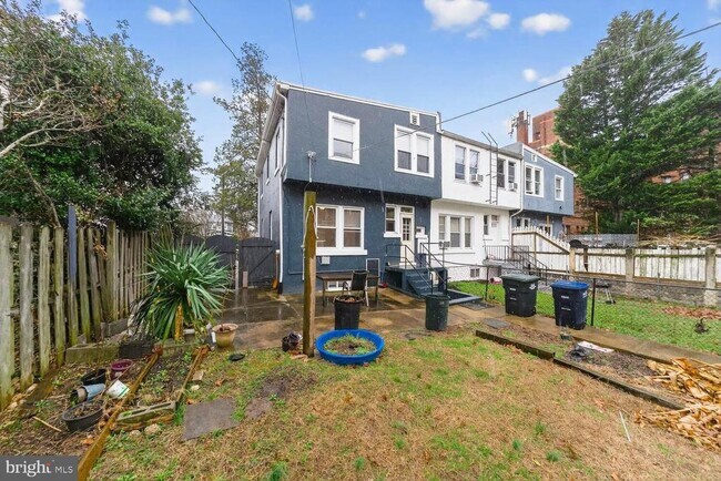 Building Photo - 1353 Kennedy St NW