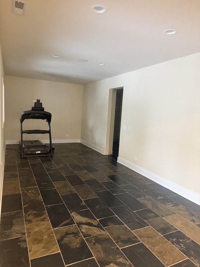 Building Photo - 525 Senon Dr