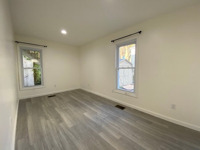 Building Photo - 470 W 2nd St