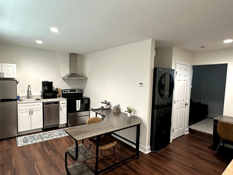 Primary Photo - 221A Crest Ln