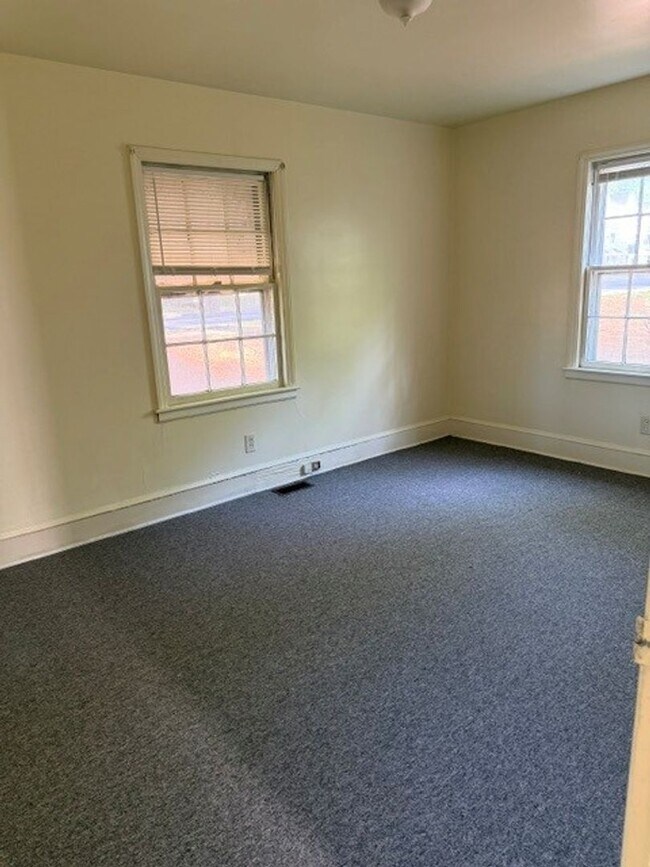 Building Photo - 2 bedroom 1 bathroom house