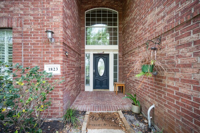 Building Photo - 1823 Blue Water Bay Dr