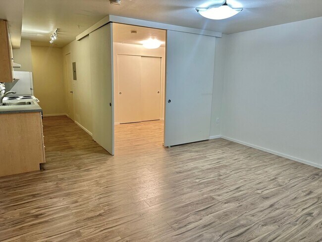 Building Photo - Beautiful condo w/garage space in desirable Belltown! Available 6/10/2026!