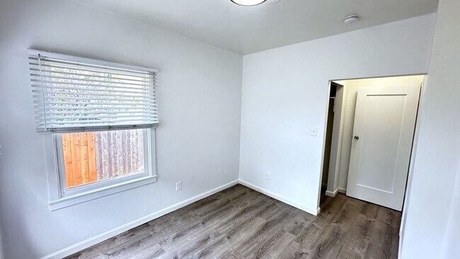 Building Photo - 1321