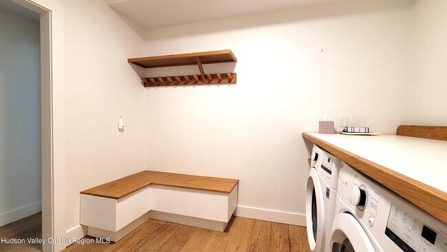 Building Photo - 90 Van Dale Rd