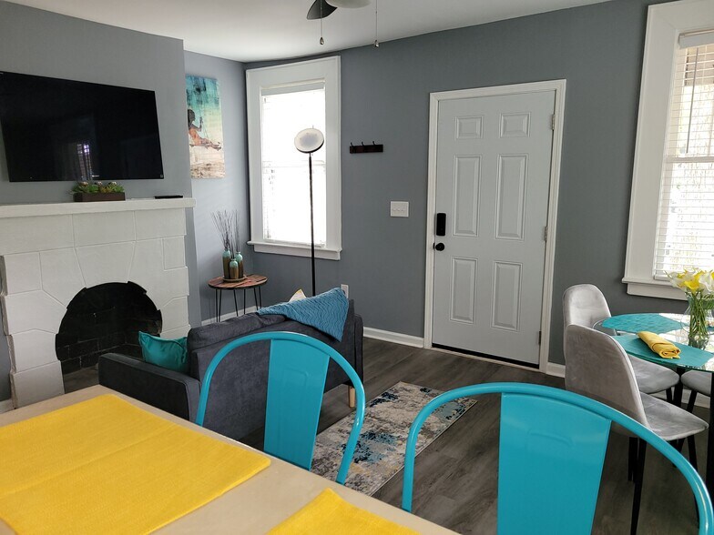 Primary Photo - 2033 E 4th St