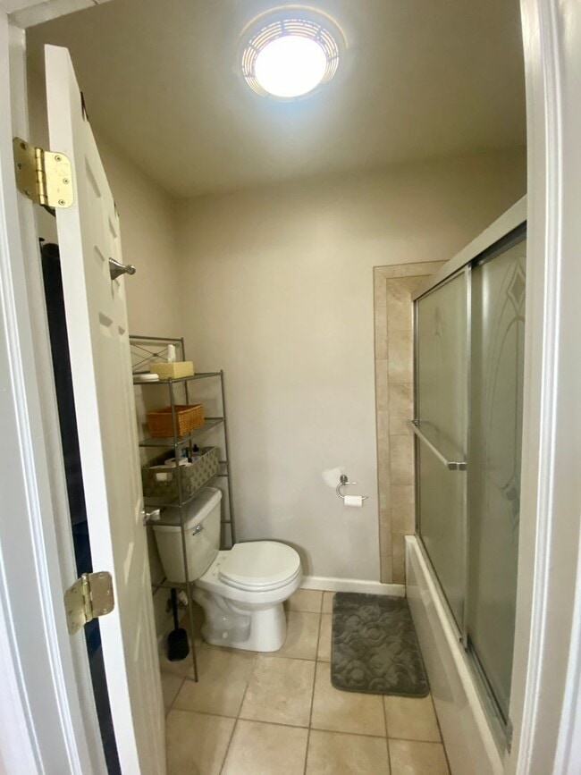 Building Photo - 2 Bedroom Home on Pius St Available April 1- Parking included.  Central Air.  Washer and Dryer.