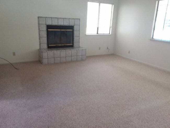 Building Photo - 2356-2356 Bushnell St