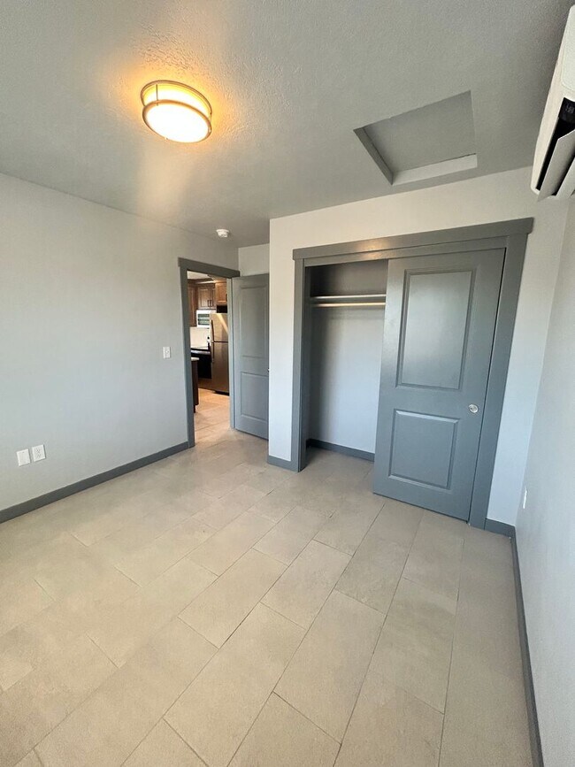 Building Photo - 2106 S Vista Ave
