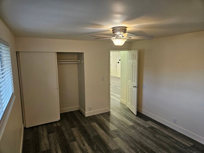 Building Photo - Roy Duplex