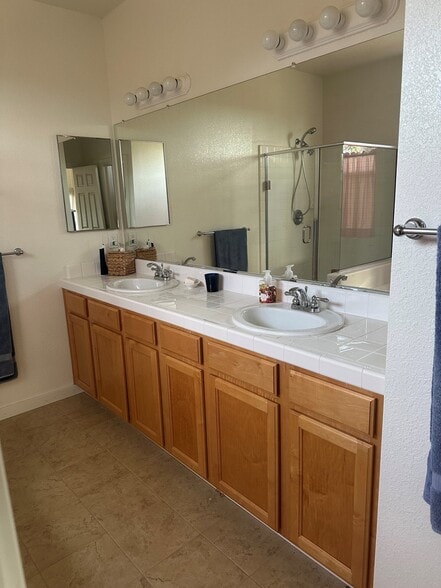 Building Photo - 515 Rosebush Ct