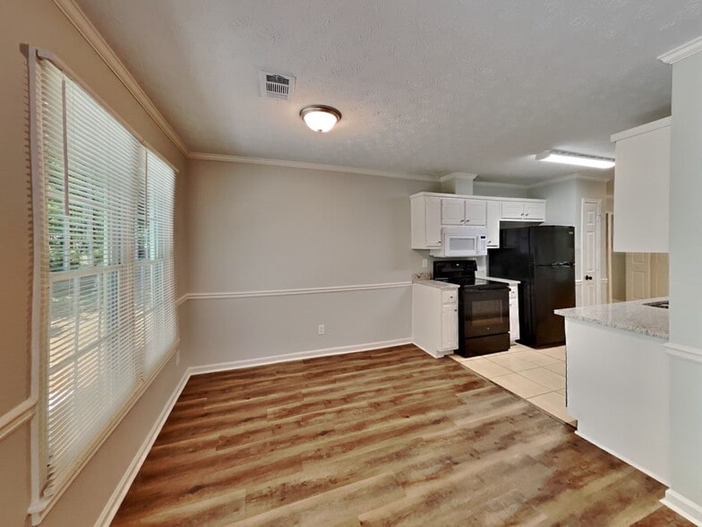 Building Photo - 245 Princeton Way