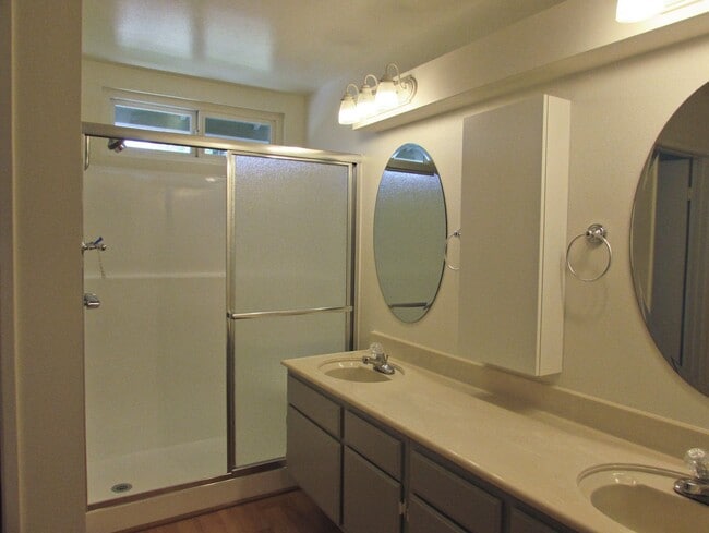 Building Photo - Gorgeous Private  Townhome on Cul-de-Sac--...