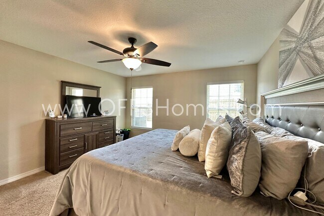 Building Photo - 454 Eisenhower Dr