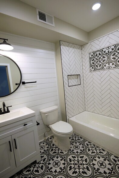 Building Photo - 635 W Pratt St