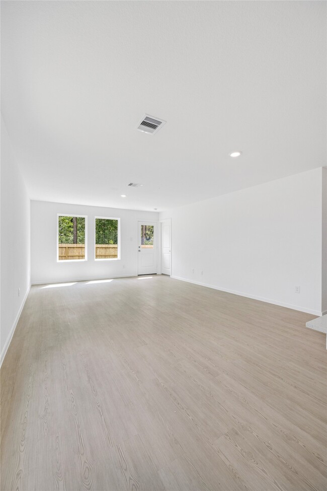 Building Photo - 915 Songbird Ln