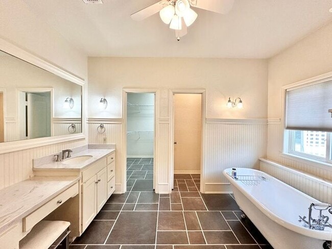 Building Photo - Coming Soon! Show Stopping Home in Flint!